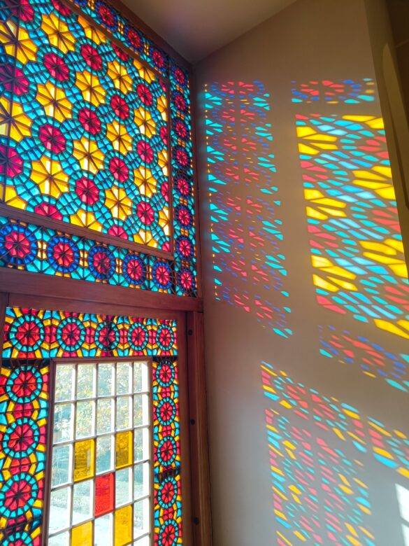 Farbiges Mosaikfenster, fotografiert auf einer Aserbaidschan Reise mit dem Camper