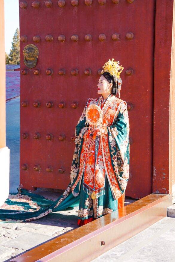 Chinesische Frau in einem traditionellen Kaiserinnenkostüm in China