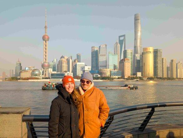 Paar vor der Skyline von Shanghai