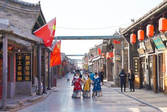 Frauen in traditionellen Gewändern in Pingyao in China