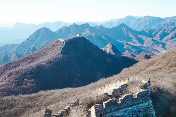 Chinesische Mauer und Berge im Hintergund