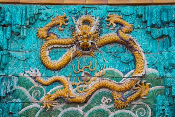 Kunstvoller Drache in einem Wandbild in der verbotenen Stadt