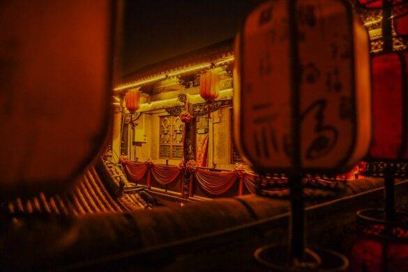 Lampions vor einer traditionellen Hausfassade in China