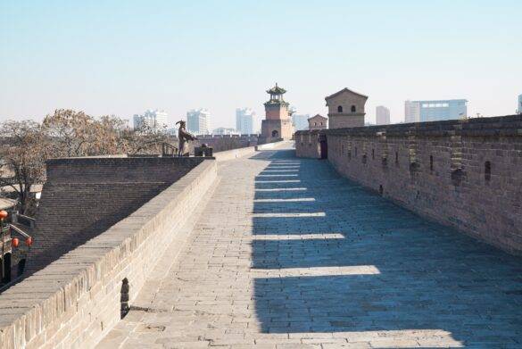 Breite Stadtmauer mit Wachtürmen in Pingyao, China.