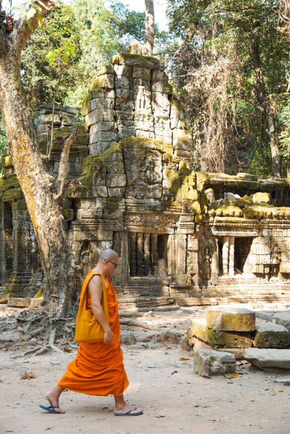 Mönch vor Tempelanlage in Angkor Wat