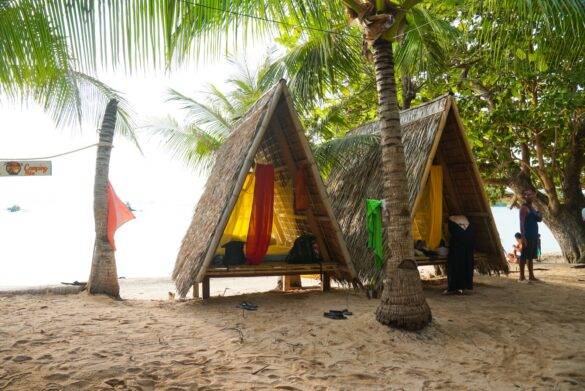 Bambushütten unter Palmen am Strand in den Philippinen