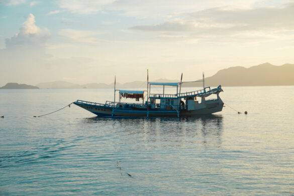 Kleines Ausflugsschiff im Wasser in den Philippinen
