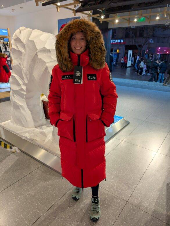 Westliche Frau in einer Bosideng Jacke.