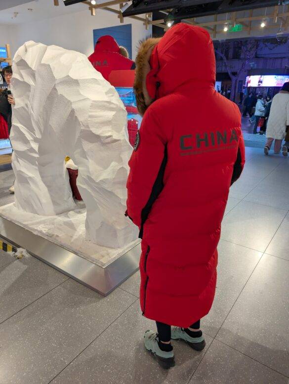 Westliche Frau in einer Bosideng Jacke.
