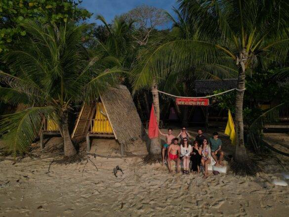 Philippinen Reisende am Strand unter Palmen