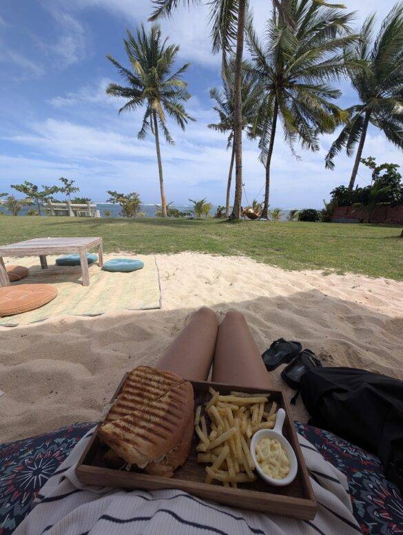 Burgerteller am Strand mit Blick auf die Palmen.