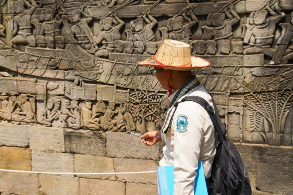 Führer erklärt Wandbilder in Angkor Wat