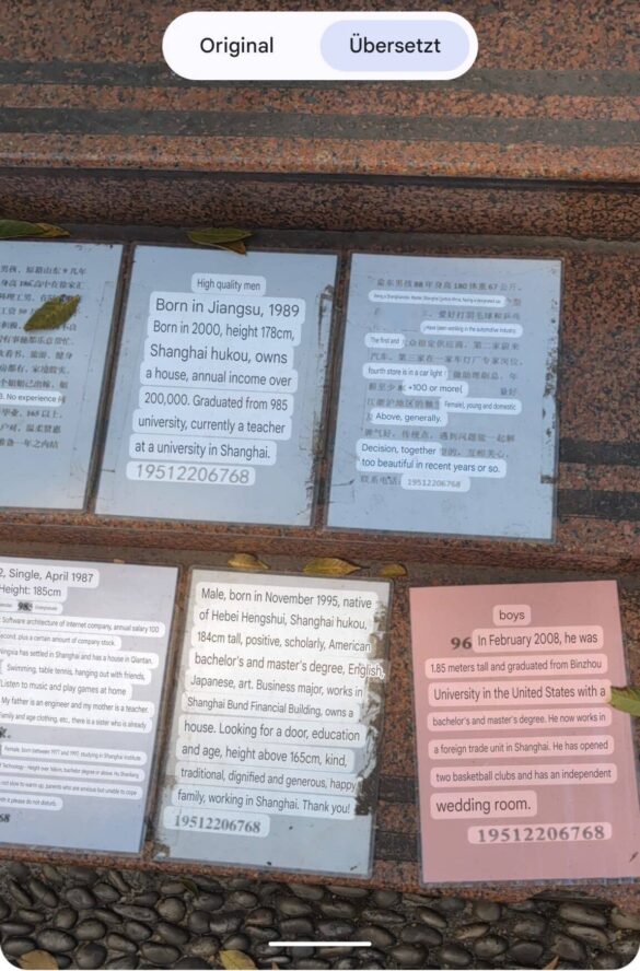 Übersetztes Papier mit Datingangaben auf dem Hochzeitsmarkt in Shanghai