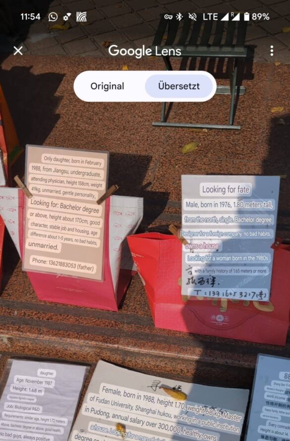 Übersetztes Papier mit Datingangaben auf dem Hochzeitsmarkt in Shanghai