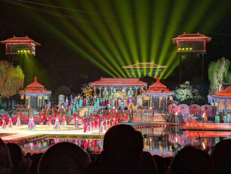 Beleuchtete Musicalbühne in China