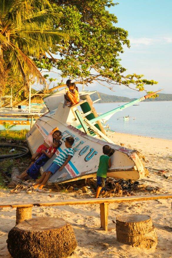 Spielende Kinder am Strand in den Philippinen