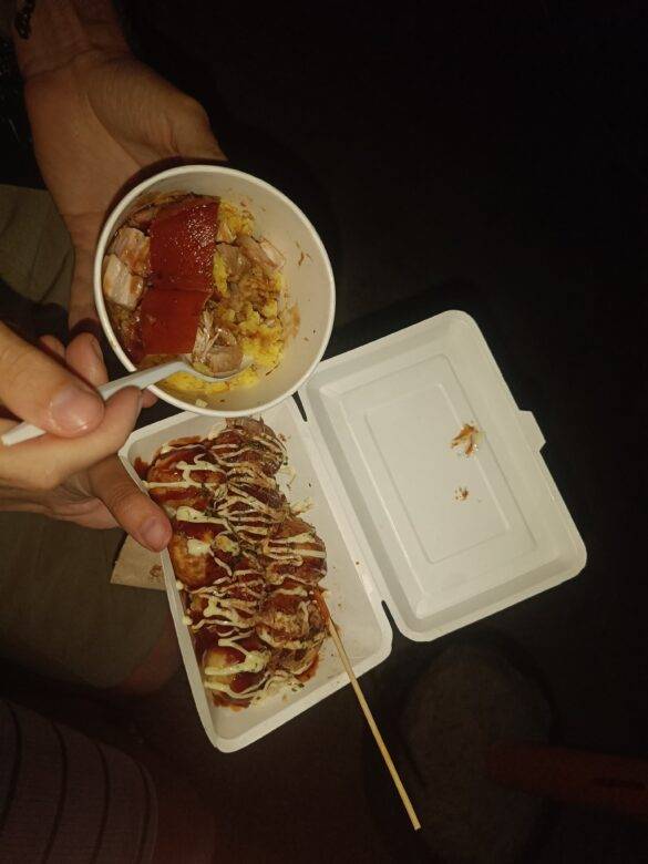Einwegbehälter mit philippinischem Streetfood.