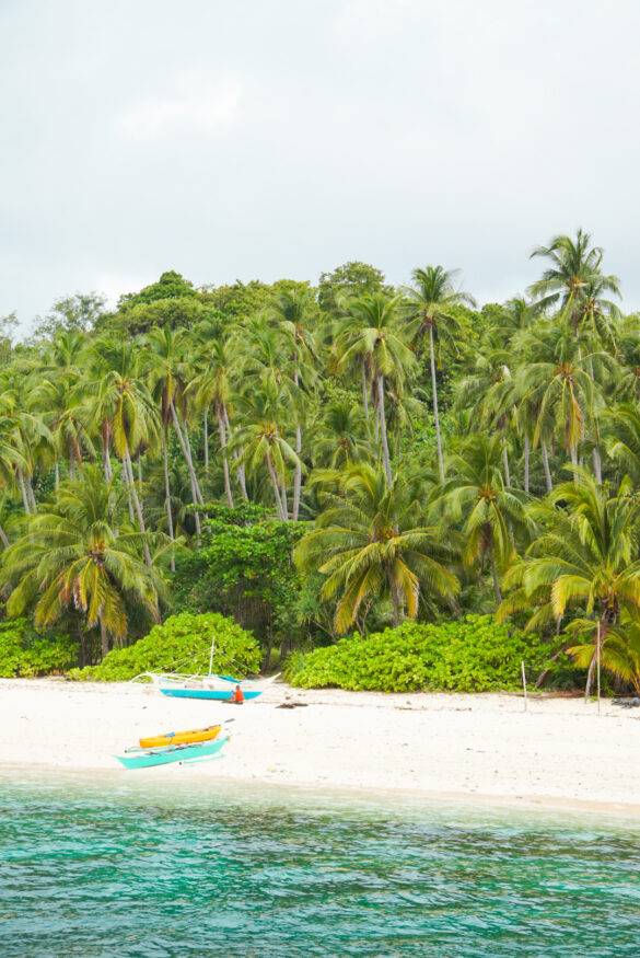 Paradiesischer Strand auf den Palawan Inseln in den Philippinen